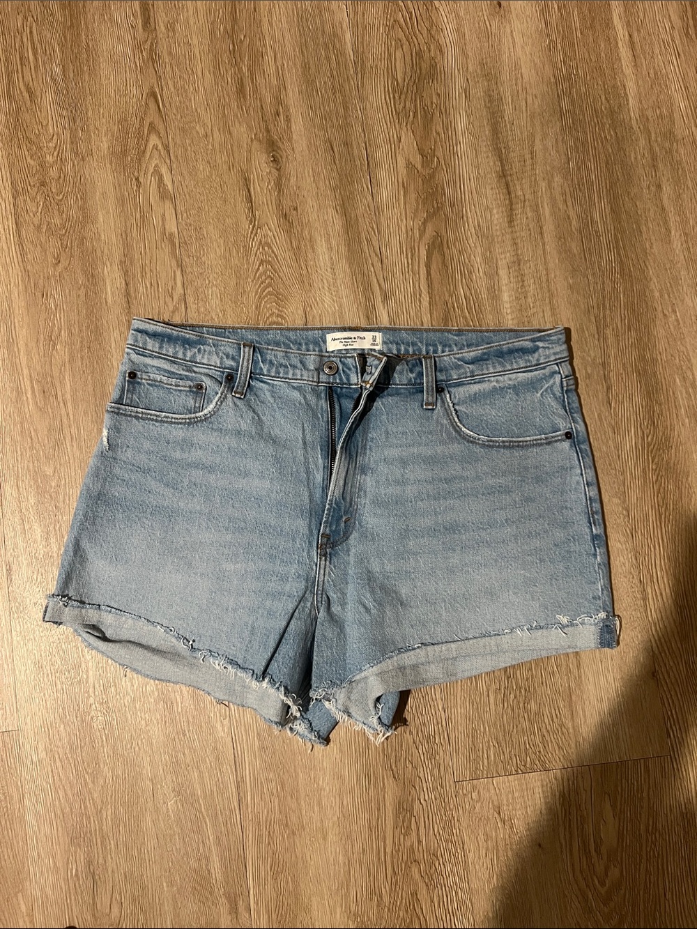 Abercrombie & Fitch the mom short high rise 33